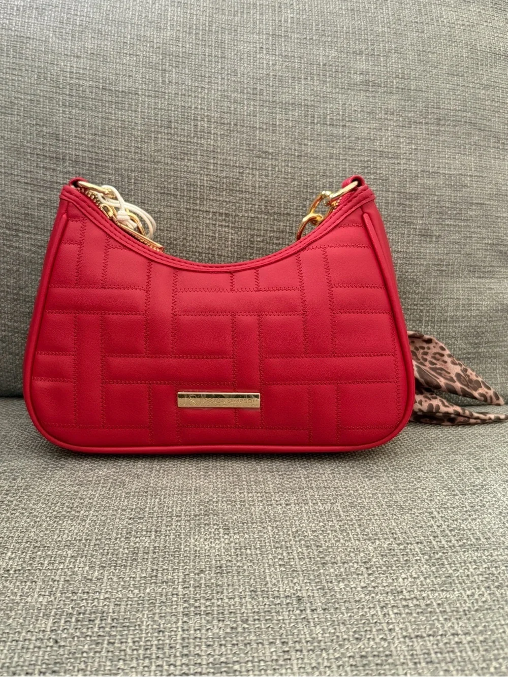 Jessica Simpson Donna Red Quilted Chain-Handle Shoulder Bag with Removable Scarf